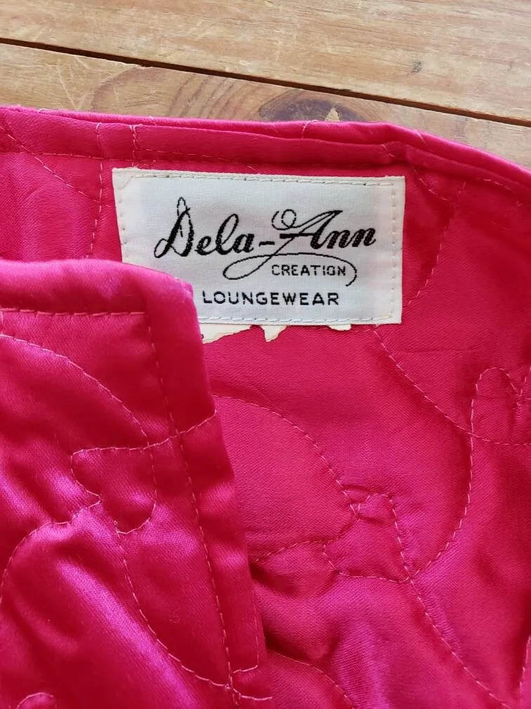 1960s Hot Pink Quilted Lounger robe / 60s A line Boudoir Jacket Zip Up Tassel Dela-Ann / Medium