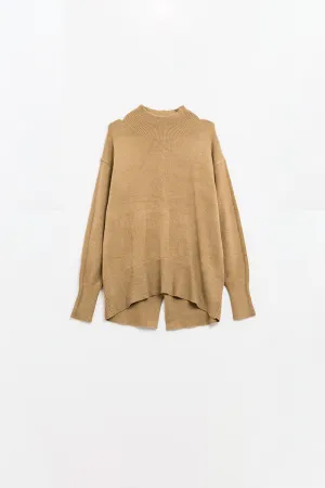 Loose camel sweater with opening in the back
