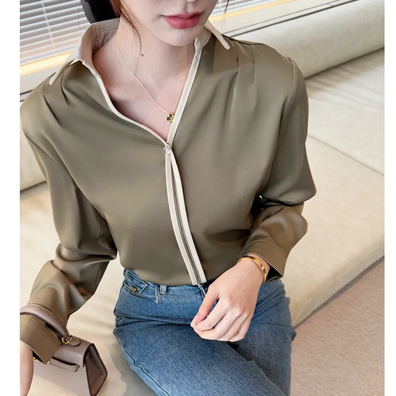 Stylish V-neck Blouse in Sleek Satin with a Timeless Appeal