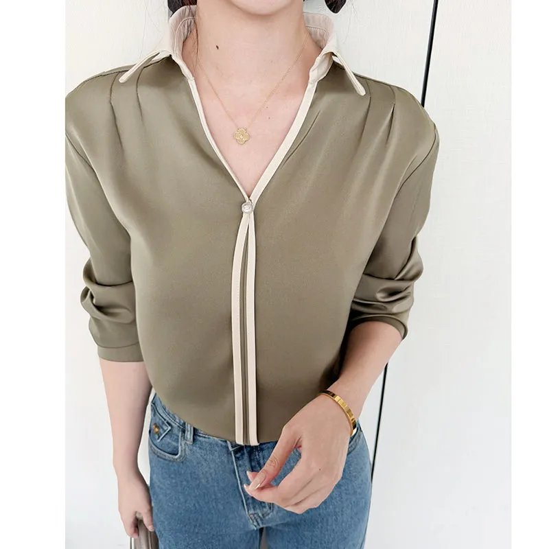 Stylish V-neck Blouse in Sleek Satin with a Timeless Appeal