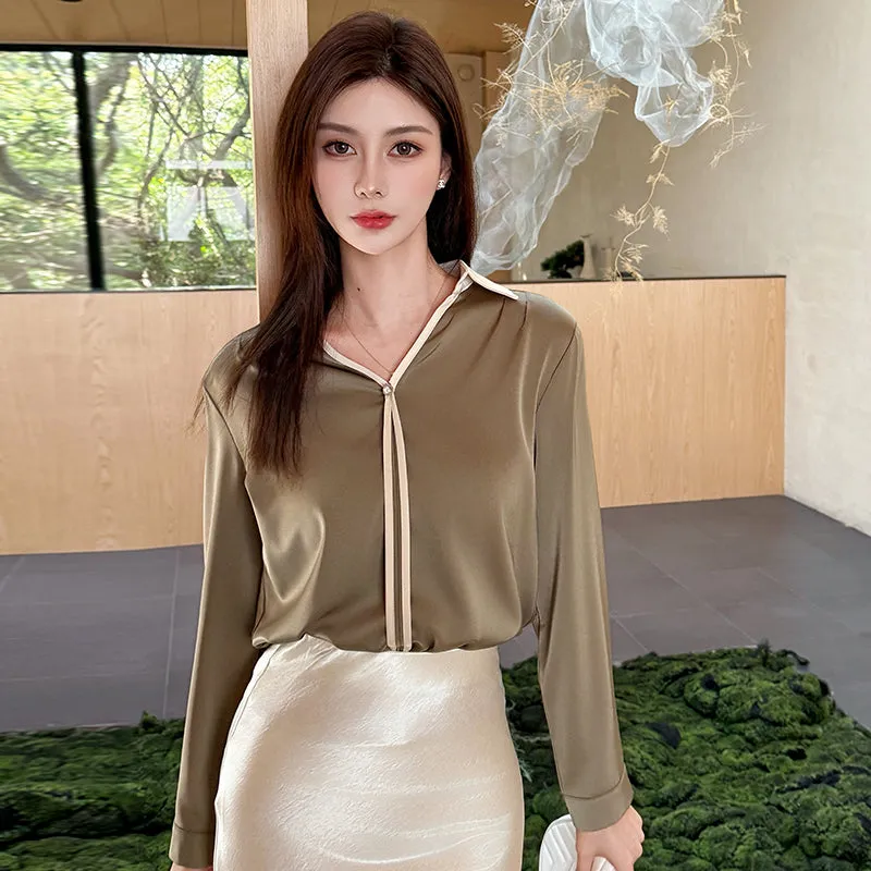 Stylish V-neck Blouse in Sleek Satin with a Timeless Appeal
