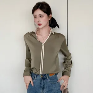 Stylish V-neck Blouse in Sleek Satin with a Timeless Appeal