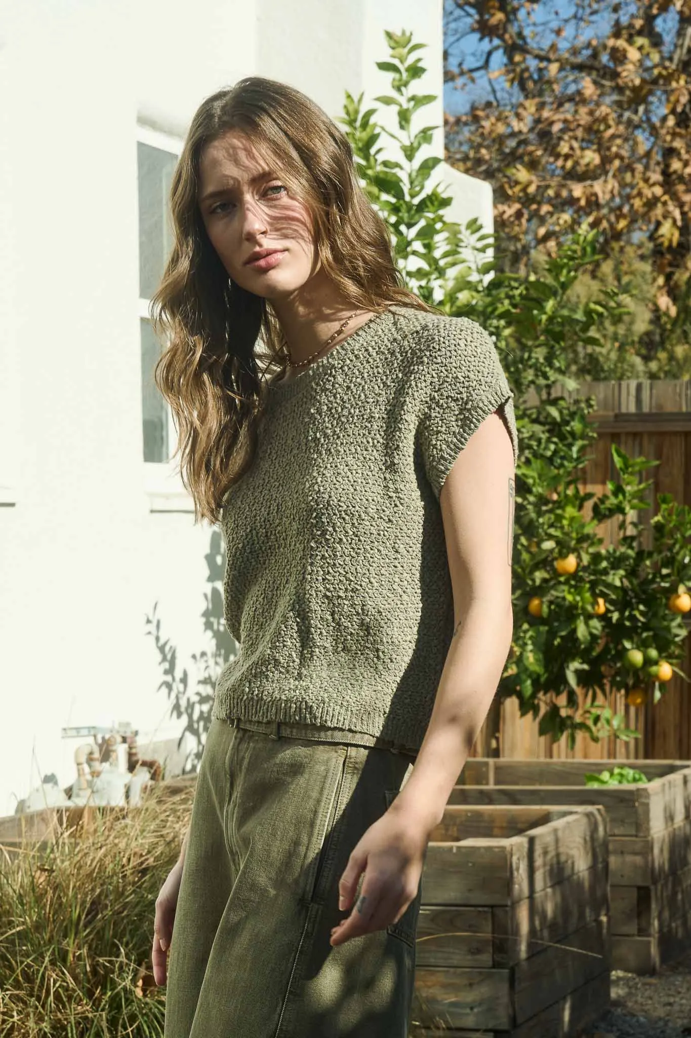 TEXTURED KNIT CREW NECK SHORT SLEEVE PULLOVER