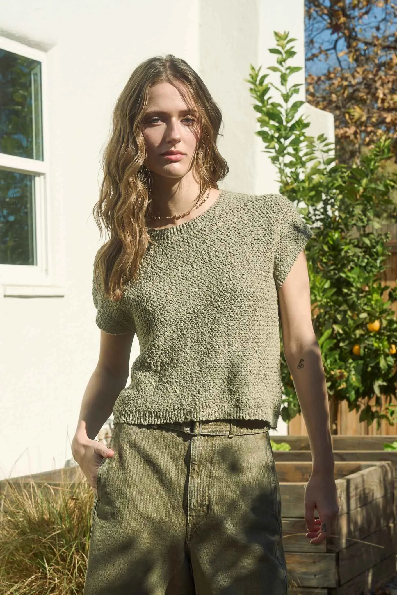 TEXTURED KNIT CREW NECK SHORT SLEEVE PULLOVER