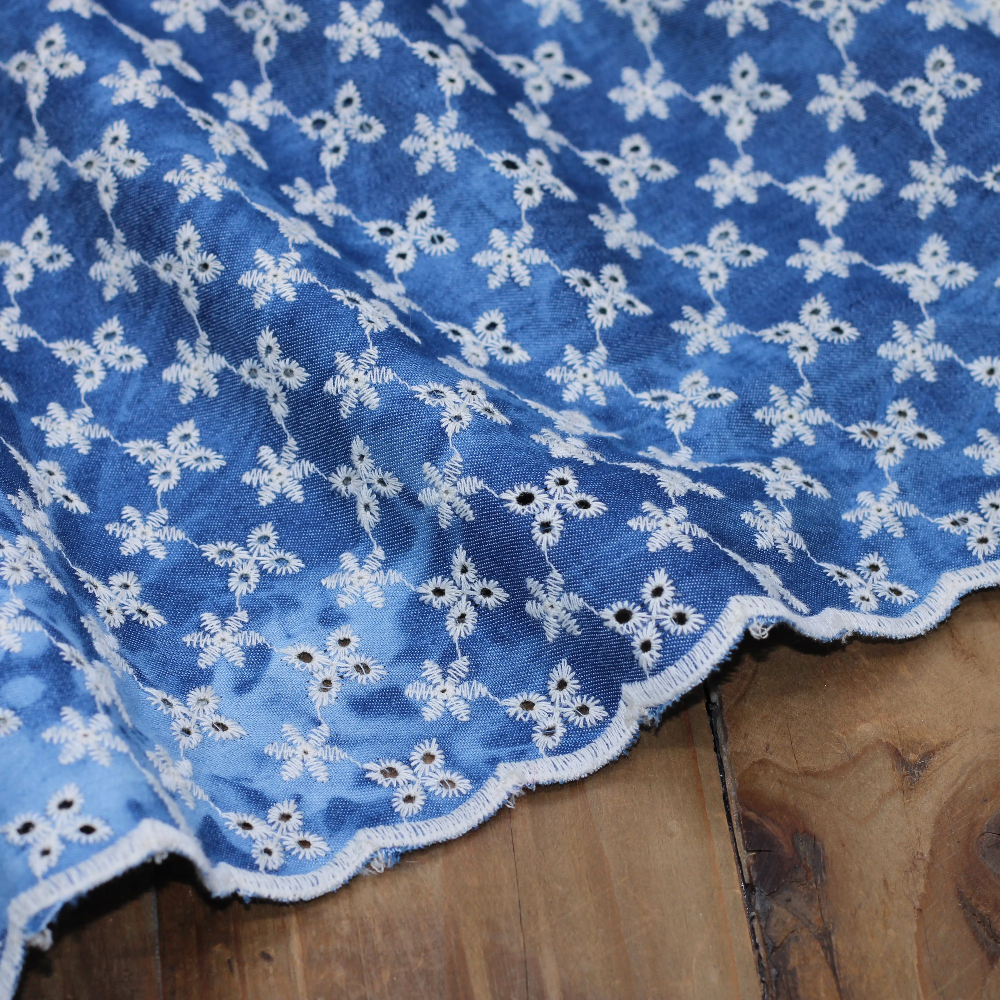 Tissu coton denim brodé étoile festonné TIE AND DYE - Bleu (Vendu x10cm)