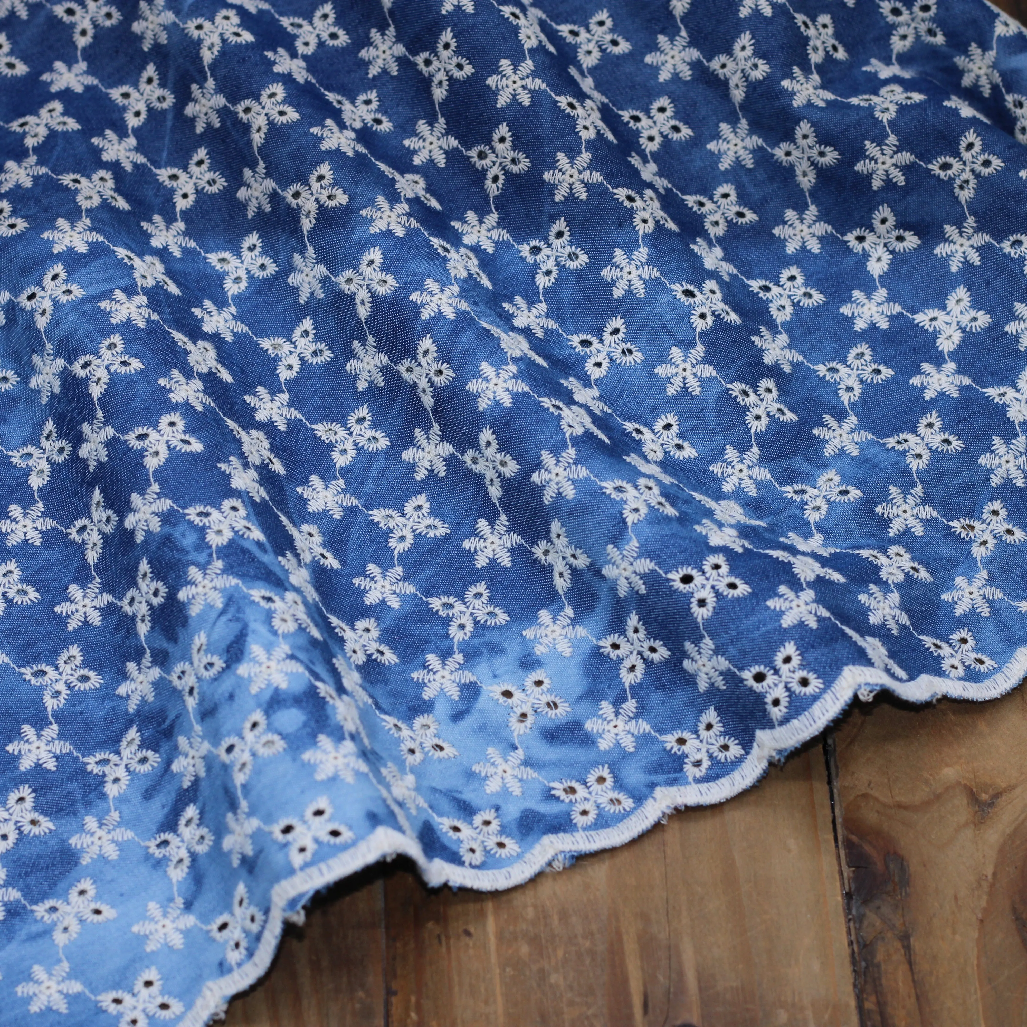 Tissu coton denim brodé étoile festonné TIE AND DYE - Bleu (Vendu x10cm)