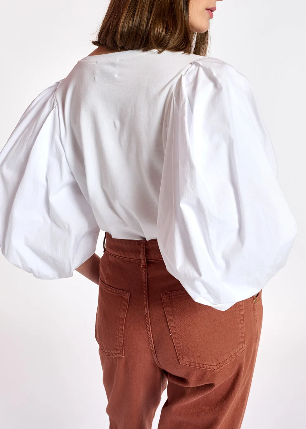 White jersey v-neck t-shirt with cotton-poplin sleeves