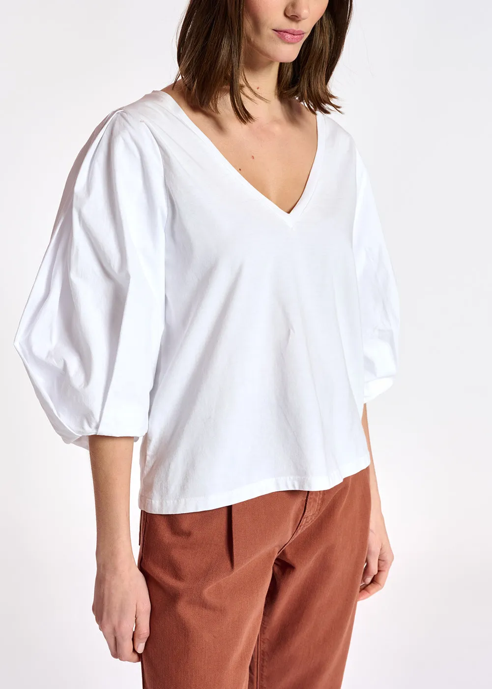 White jersey v-neck t-shirt with cotton-poplin sleeves
