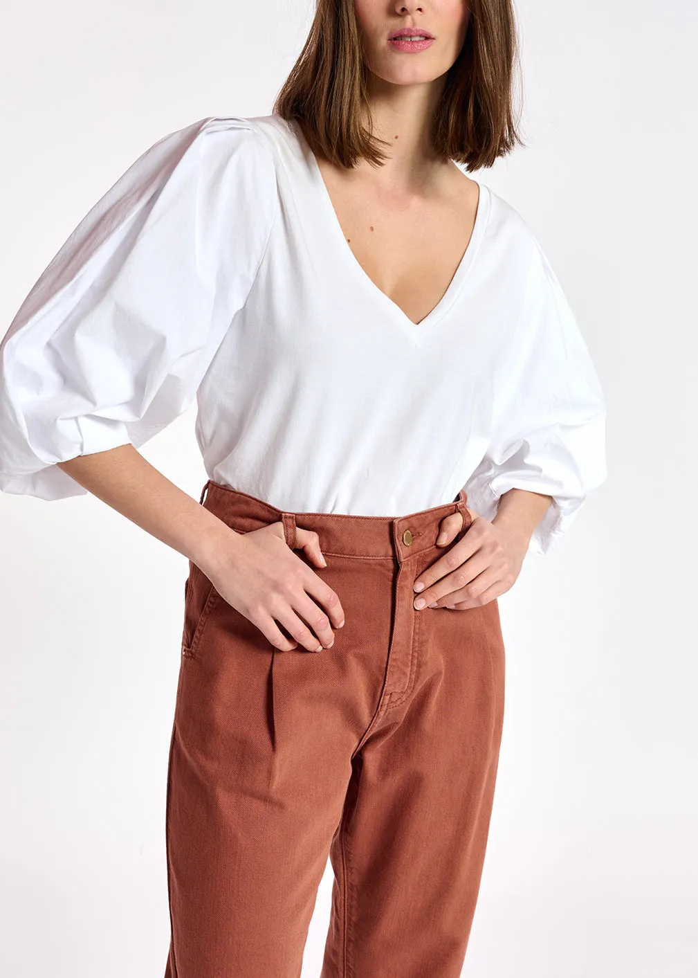 White jersey v-neck t-shirt with cotton-poplin sleeves