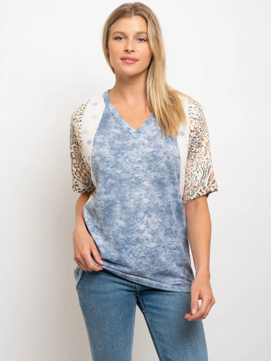 WOMEN'S V-NECK CONTRAST ANIMAL PRINT SLEEVE TOP