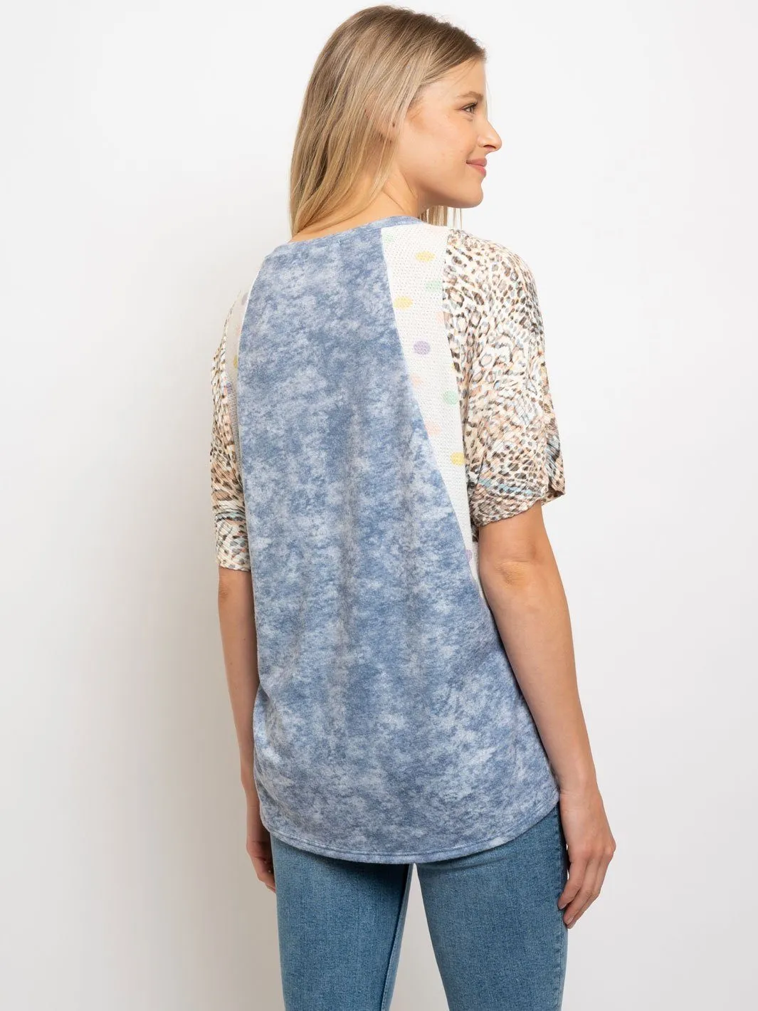 WOMEN'S V-NECK CONTRAST ANIMAL PRINT SLEEVE TOP