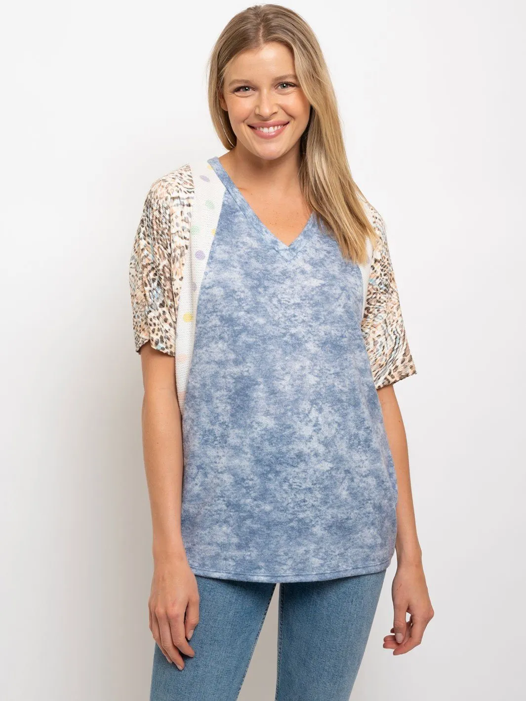 WOMEN'S V-NECK CONTRAST ANIMAL PRINT SLEEVE TOP