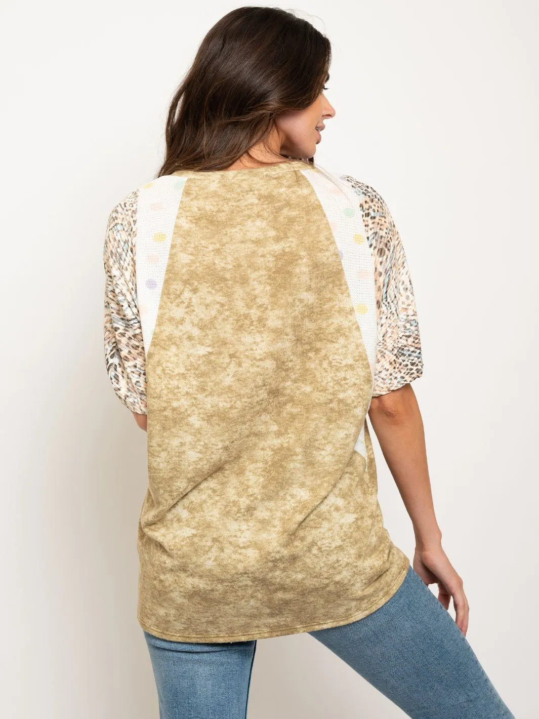 WOMEN'S V-NECK CONTRAST ANIMAL PRINT SLEEVE TOP